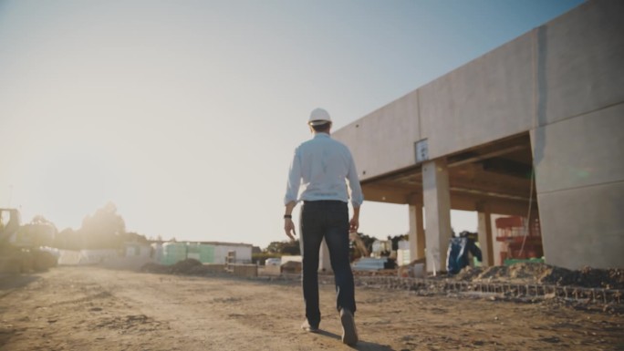 劳工及劳工局局长莫男建筑工人正在巡视正在施工的建筑物