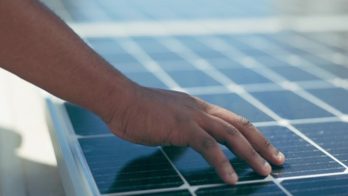 太阳能，可持续性或手对太阳能电池板的质量控制或质量保证的检查。创新，从事建筑节能光伏施工的人员或工程