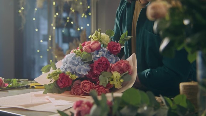 花店用包装纸包装漂亮的花束