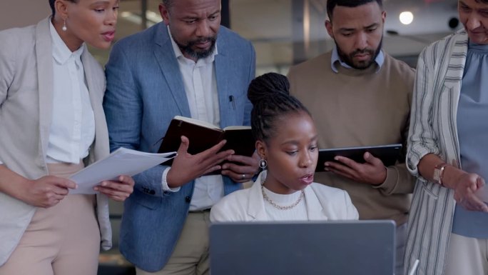 培训，头脑风暴和黑人女性在笔记本电脑上与商务人士提供入职建议，指导和想法。招聘，领导和商务女性，团队