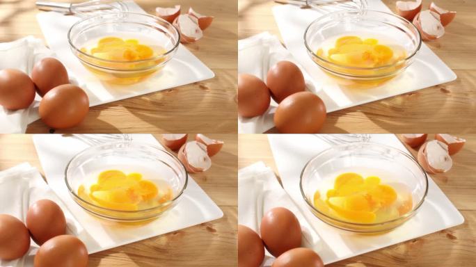 裂缝的鸡蛋。生鸡蛋倒入碗中。长诚。4 k。