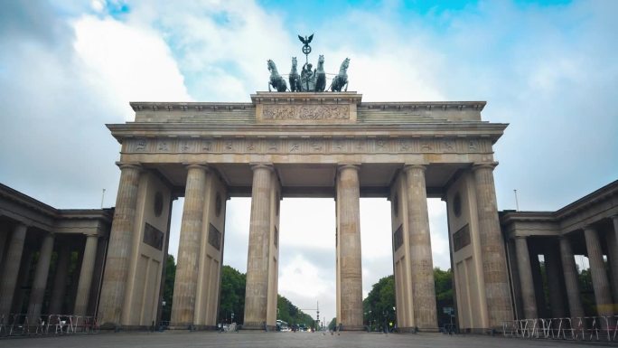 延时拍摄的勃兰登堡门，德国柏林的历史地标。