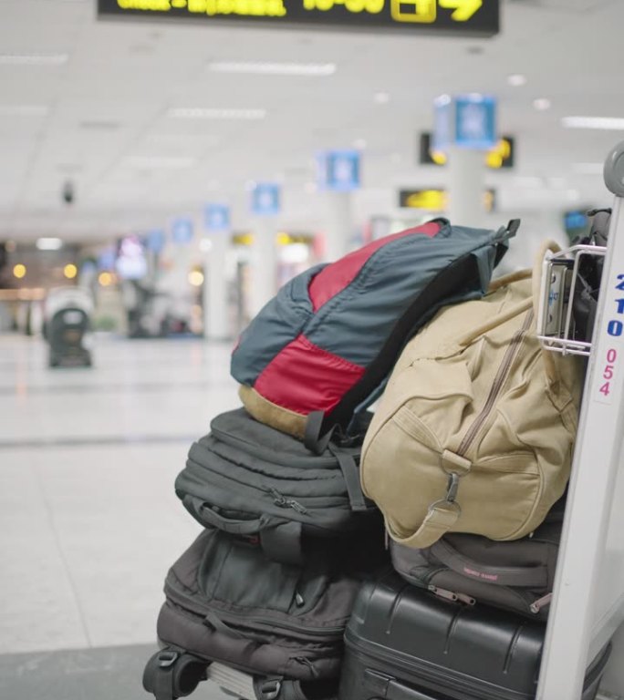 机场候机楼行李车上的行李袋