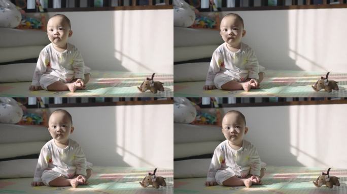 7个月大的婴儿望着镜头微笑的肖像