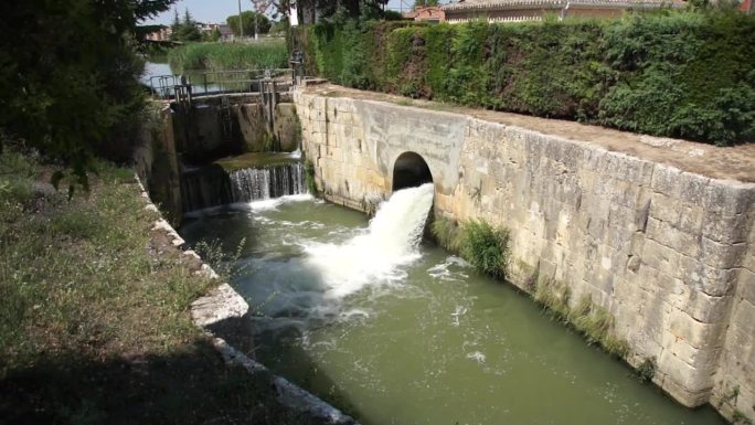 建于17至18世纪的运河水闸中的瀑布。卡斯蒂亚运河穿过帕伦西亚。