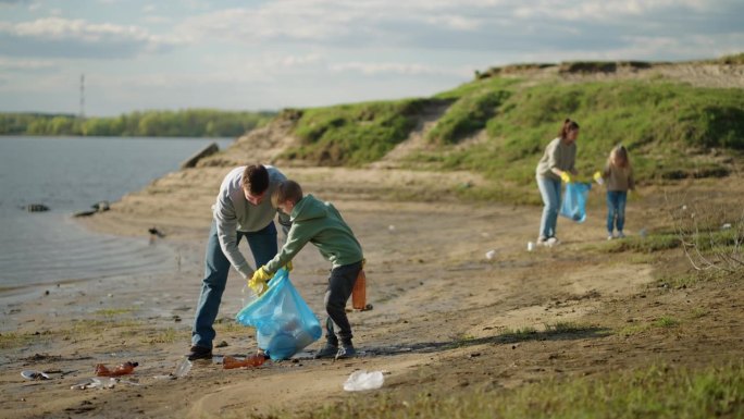 关心环境，人们清洁河岸，父母和孩子都是志愿者