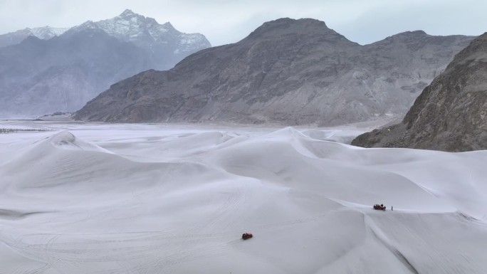 Sarfaranga寒冷的沙漠，周围的雪帽山，巴基斯坦北部的斯卡都