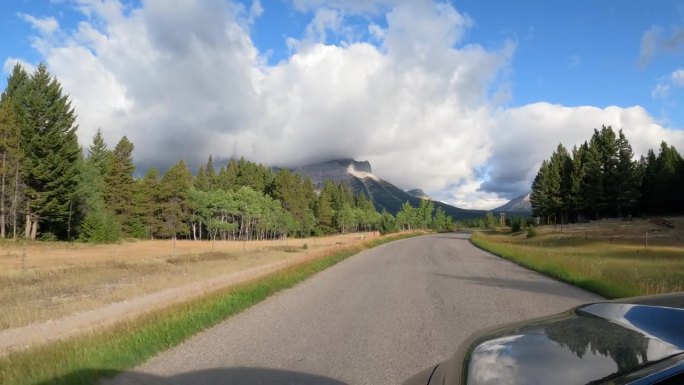 沿着山路行驶的风景