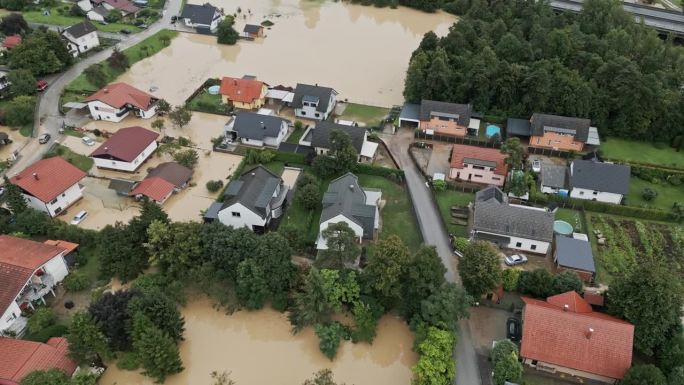 鸟瞰被淹的房屋和正在救人的救援车辆