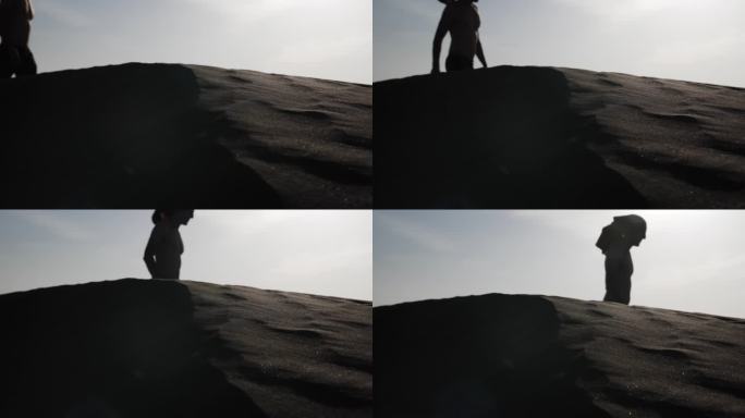 行走在中东沙漠日落中的男子