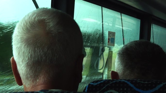 人们在雨中乘坐公共汽车
