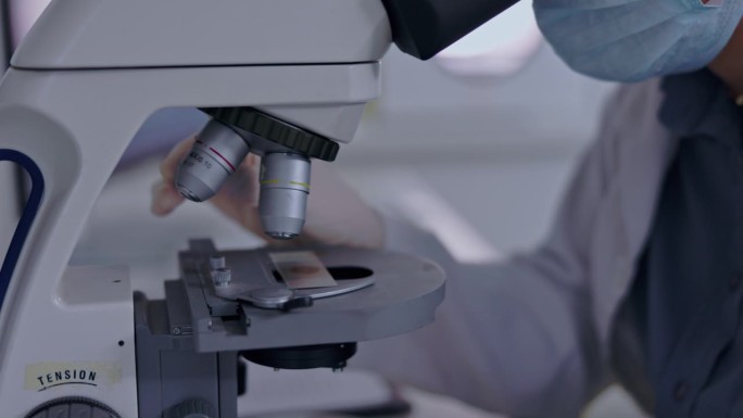显微镜，样品和科学与妇女在实验室研究，病毒和突破。发展，医疗保健与女性和检查实验，药物和疫苗分析