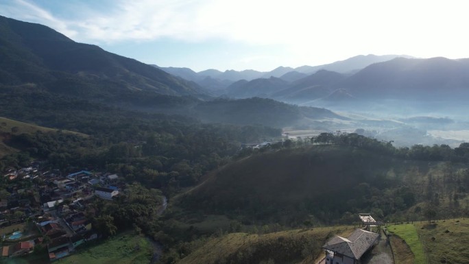 黎明时分，在圣弗朗西斯科泽维尔，无人机拍摄的曼蒂奎拉山