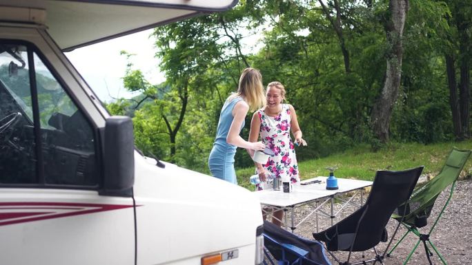 咖啡，笑声和爱:母亲和女儿充满乐趣的房车露营体验