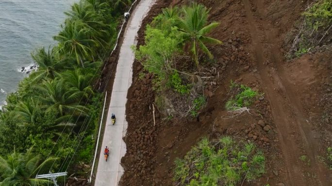 菲律宾卡米金公路上的山体滑坡和落石。