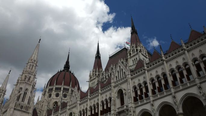 匈牙利议会大厦的建筑元素。新哥特风格的尖塔和文艺复兴风格的中央圆顶。布达佩斯,匈牙利。