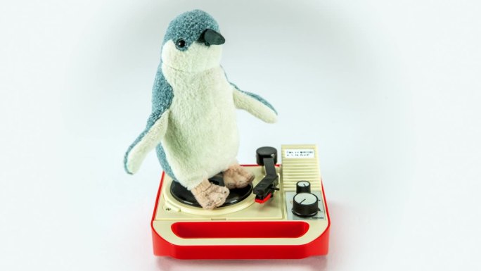企鹅玩具在老式唱机上旋转