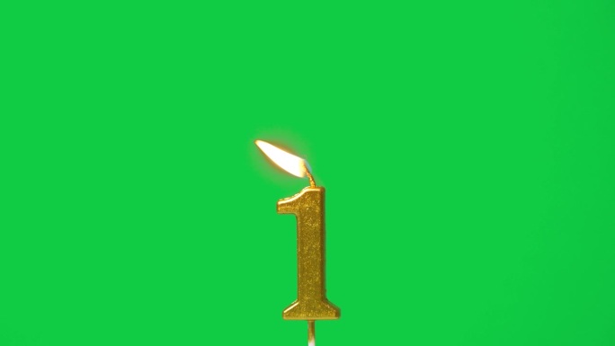 无缝循环的烛光，金色的蜡烛第一形状的第一年庆祝被点燃。火焰在烛芯摇摆和闪烁孤立的绿色屏幕背景，水平帧