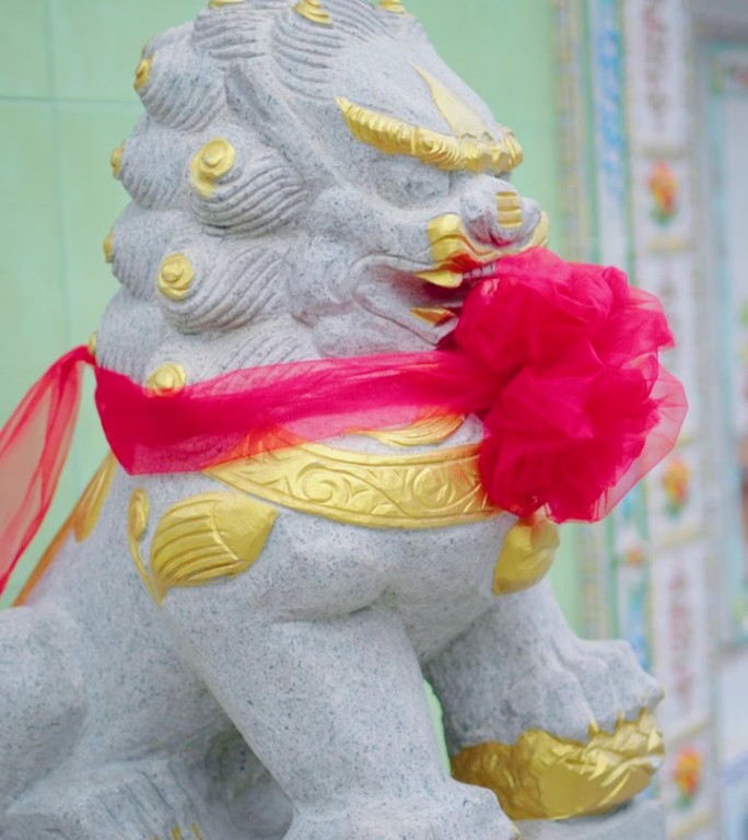 中国寺庙门前的狮子雕像