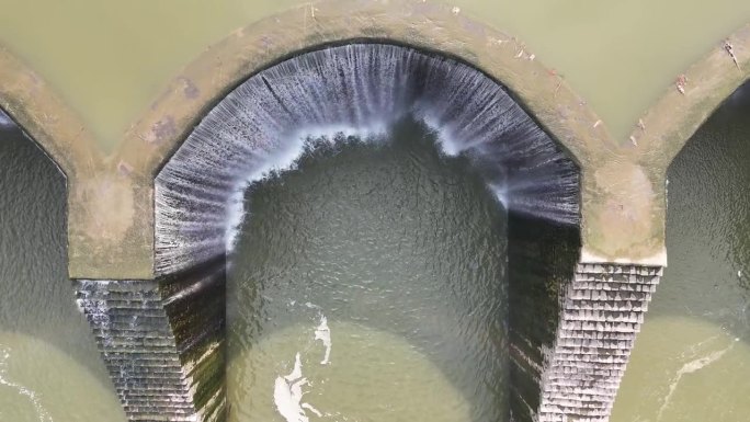 水溢出水库大坝的航拍视频