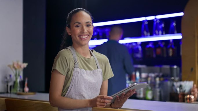 平板电脑、餐厅和女服务员的女性面孔代表了创业公司、数字公司和企业家。技术，电子邮件和热情好客的小企业