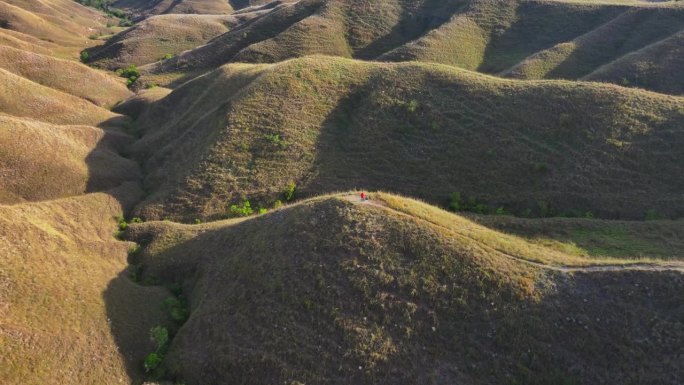 空中无人机拍摄的印尼松巴岛武吉沃林丁草地和山丘的日出景象