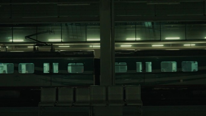 夜间干线客运列车从车站出发的4K画面。