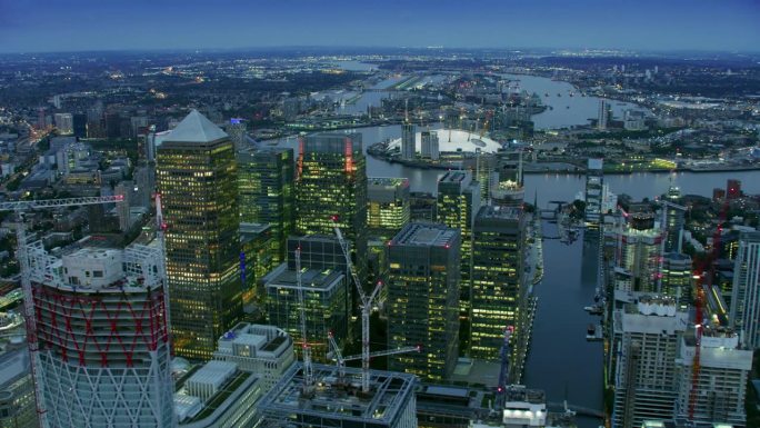金丝雀码头鸟瞰图及其现代摩天大楼。这里是伦敦的金融中心之一。泰晤士河，著名的桥梁和建筑的背景。英格兰