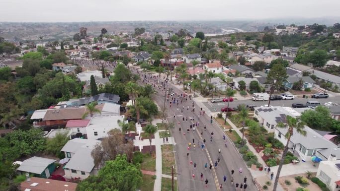 摇滚慢跑和跑马拉松在圣地亚哥，加州从鸟瞰图