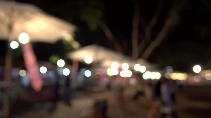 模糊泰国夏季街头节日之夜兰纳清迈伞式花环人们享受有乐趣4k