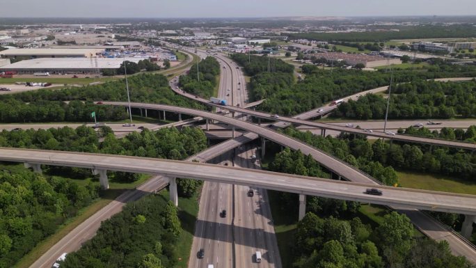 州际公路。桥梁和基础设施。道路上的交通