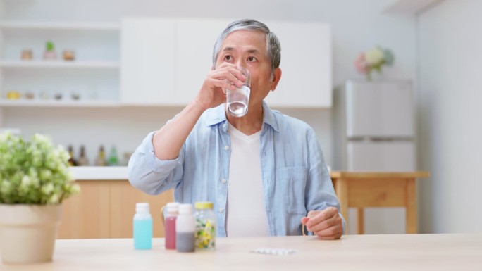 老人服药外国人外国男子吃药用药