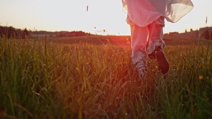 日落时分，一个女人在草地上奔跑