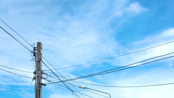 旧的电塔和电线。蓝天白云的背景。