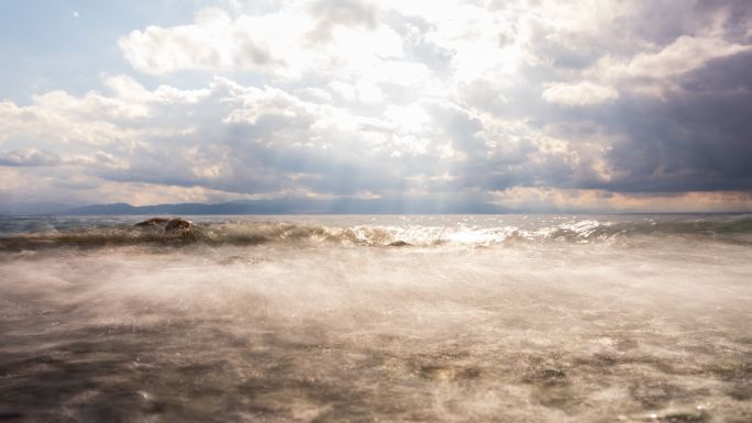 实拍湖边海浪击打岸边延时