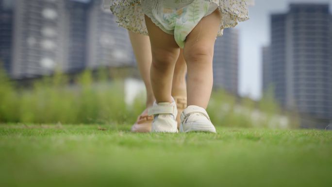 4K升格婴儿学走路 蹒跚学步