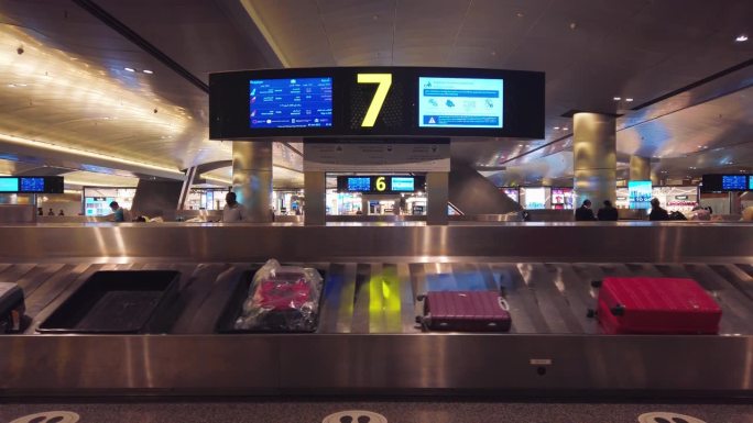 伊斯坦布尔机场的传送带上的行李箱或行李，慢镜头