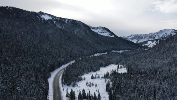 驶进白雪皑皑的华盛顿州立公路