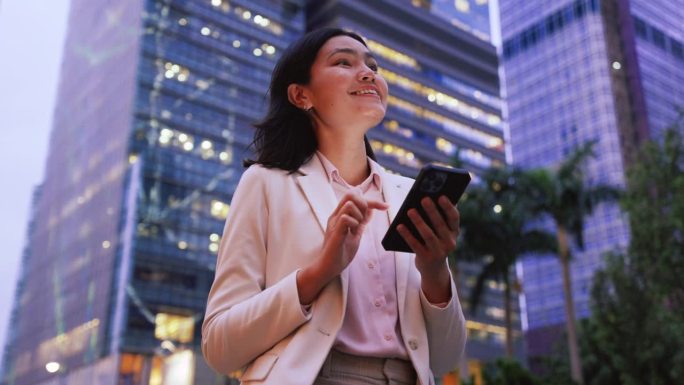 投资成功，亚洲女性成功投资股市，表示欣喜。