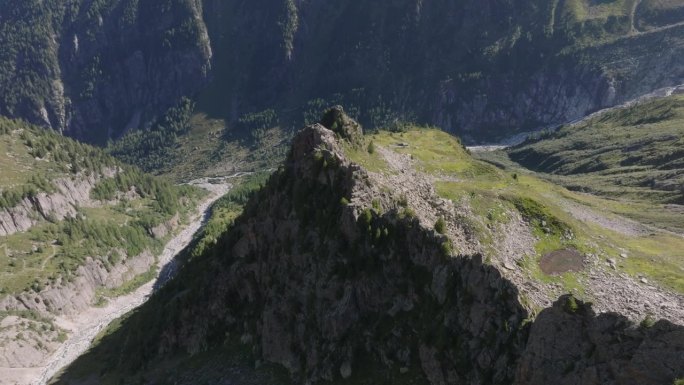 高空无人机拍摄的高山山峰和冰川