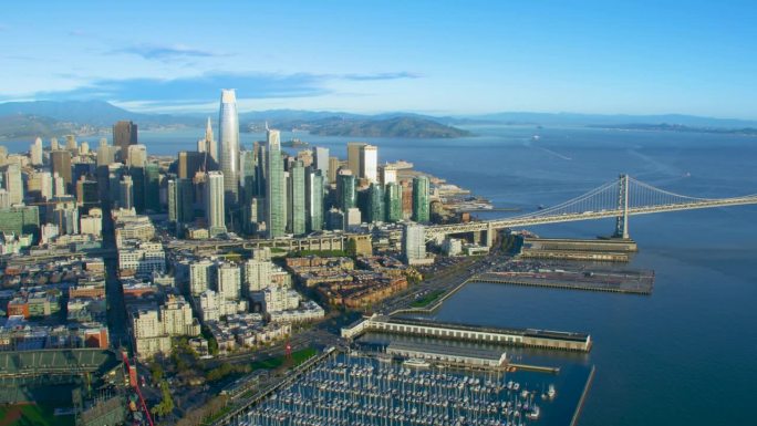 旧金山金融区鸟瞰图。著名的摩天大楼和交通繁忙的海湾大桥。加州，美国。用红色武器8K射击。
