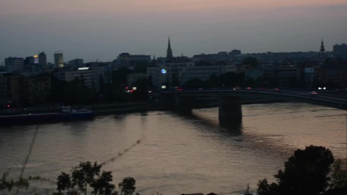 塞尔维亚诺维萨德的日落。城市全景。
