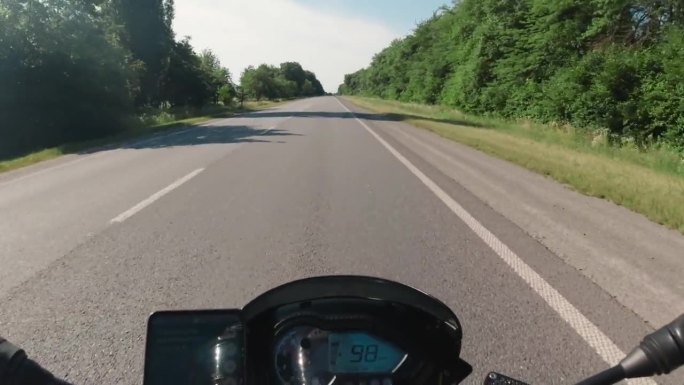 高速公路沥青路上的摩托车骑行，夏日摩托旅行，摩托探险概念，第一人称视角，pov旅游