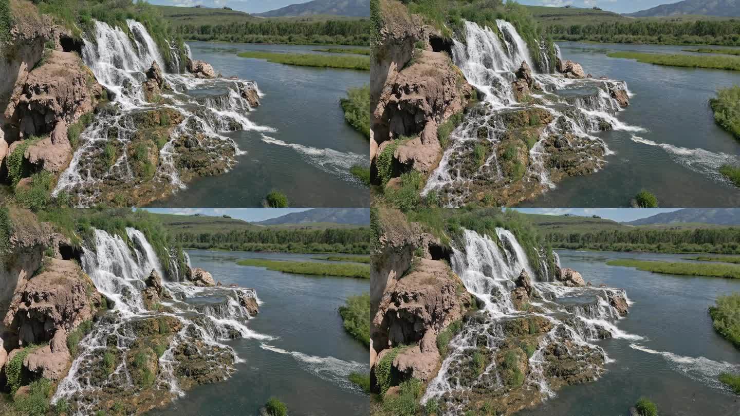 瀑布溪瀑布流入蛇河的景色