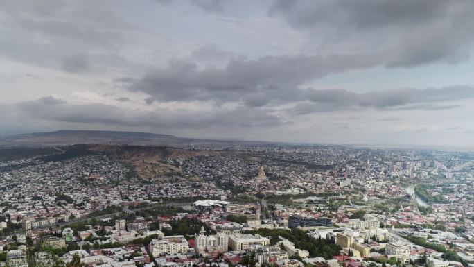 从高山上拍摄的城市风景，灰色多云的天空在超延时中移动