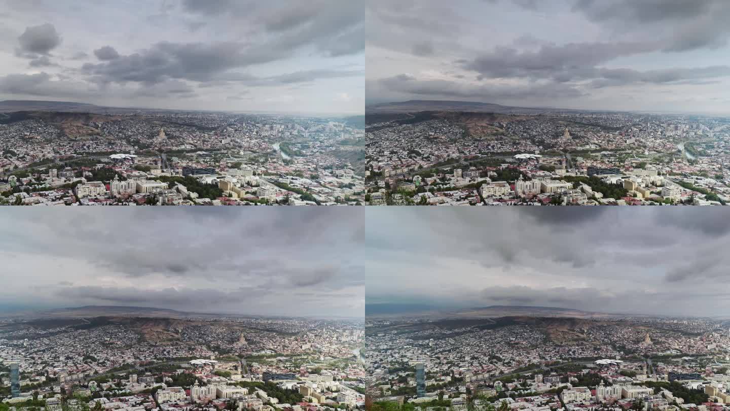 从高山上拍摄的城市风景，灰色多云的天空在超延时中移动
