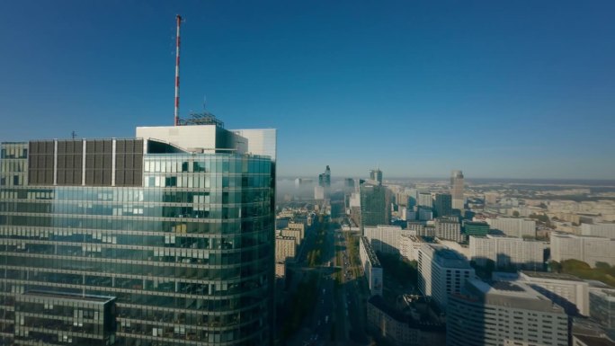 第一人称无人机飞行观看阳光明媚的现代城市景观在白天与高大的摩天大楼在云