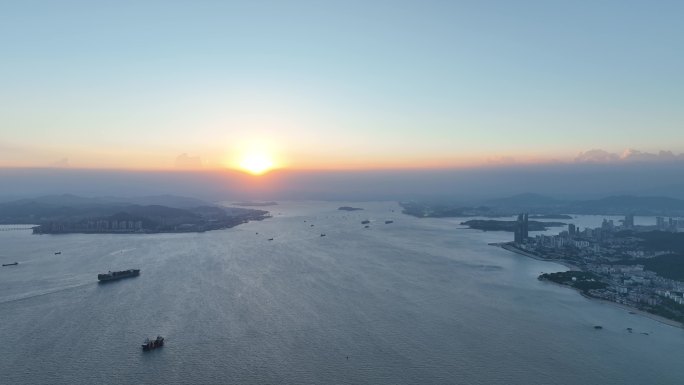 厦门海岸线风光航拍思明区日落阳光夕阳日出
