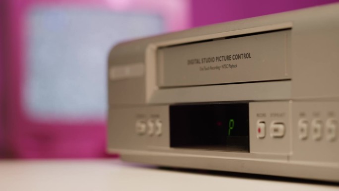 旧录像机的特写，VHS。复古播放器，录像带广播，录音带。看老式电视。