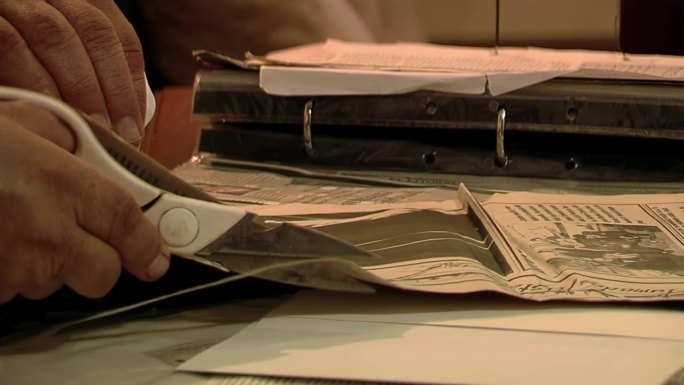 在阿根廷科连特斯省的家中，一名男子在档案夹上整理“Chamame”民间音乐的文章。特写镜头。